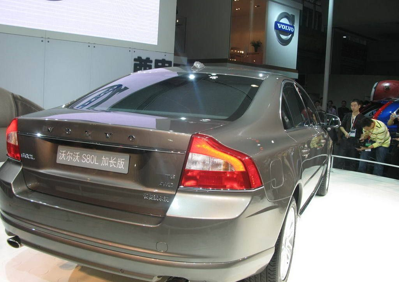 Illustration for article titled Volvo S80L: Longer, with More Chinese Characters!